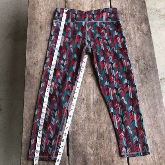 Fabletics Womens Leggings Size XS Salar Printed PowerHold Capris Chevron‎ - Picture 7 of 8